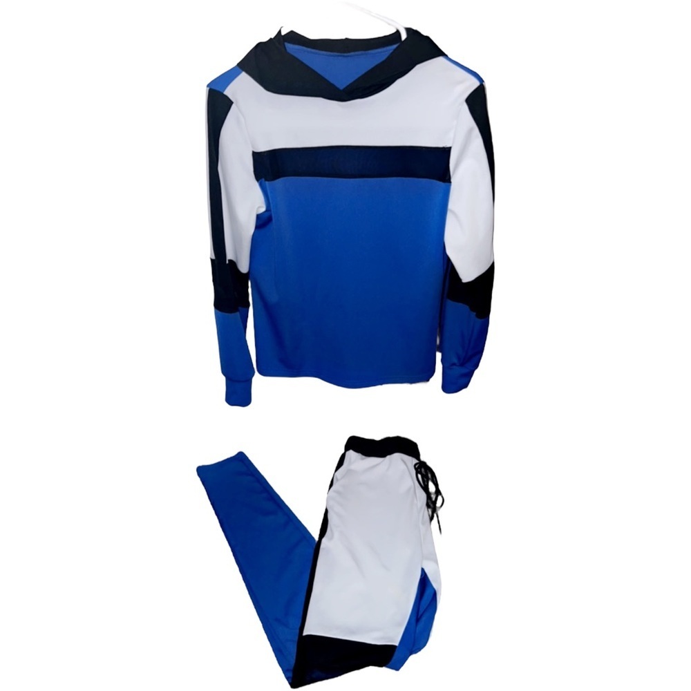 Two piece athletic outfit